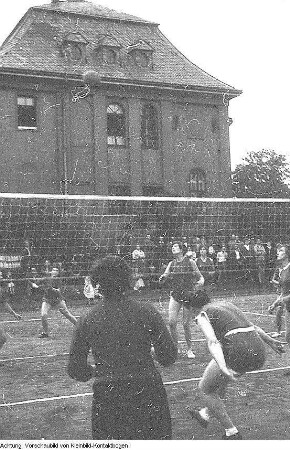Dresden. Betriebssportgemeinschaft (BSG) Traktor Dresden, Volleyballspiel, 1958