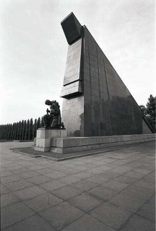 Berlin, Treptow: Ost; Marmorfahnen, einzelne Marmorfahne mit Kriegerdenkmal; Sowjetischen Gefallenen Gedenkstätte