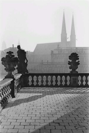 Dresden-Altstadt. Zwinger (1709/1728; M. D. Pöppelmann). Blick von der südwestlichen Zwingerbalustrade zur Sophienkirche