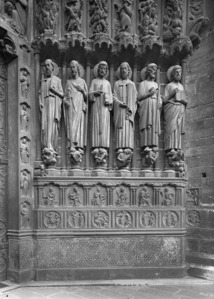 Mittelportal (Weltgerichtsportal) — Gewändefigur