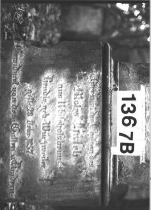 Grabstein 1367 (Index: 99900295) Material: Sandstein Zustand: stark verwittert Maße HxBxT: 163x60x25 cm Beschreibung: aufgesockelte Stele mit Giebelaufsatz mit Voluten Symbolik: Voluten: Grabstein 1367B