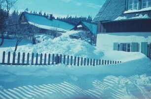 Erzgebirge. Verschneite Wohnhäuser