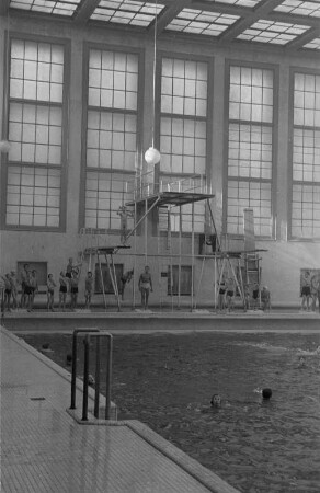 Schwimmhalle des Stadtbads Mitte in der Gartenstraße 5 : Blick auf den Sprungturm