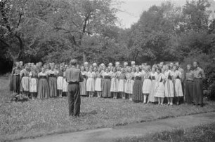 Sorbisches Jugendensemble der Sorbischen Oberschule Bautzen. : Prěnja serbska kulturna brigada Serbskeje wyšeje šule w Budyšinje.