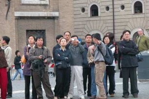 Rom - Touristen in der Innenstadt : ChinesischeTouristen in der Innenstadt von Rom, aufgenommen im April 2004