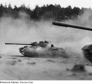 Kampfpanzer in Fahrt in offenem Gelände