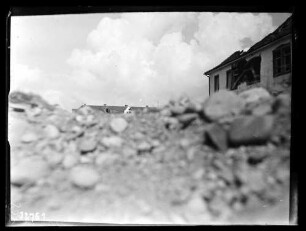 Frankreich (?), Zerschossenes Gebäude (Blick aus Gefechtsstellung)