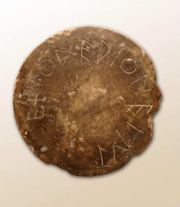 Diskus mit Inschrift