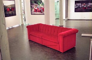 Kulturzentrum Marstall: Ausstellung "Die Rote Couch" von Horst Wackerbarth: die rote Couch