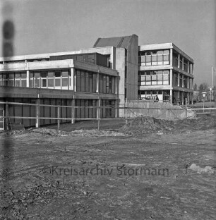 Schulzentrum mit Hauptschule, Realschule und Oberschule [später Gemeinschaftsschule Sönke-Nissen-Schule und Gymnasium Glinde]: Oher Weg: Außenansicht nach Fertigstellung: vorn unbefestigte Außenanlagen