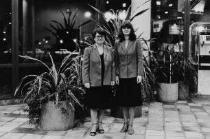 Berlin-Friedrichshain. Hostessen vor dem Sport- und Erholungszentrum (SEZ)