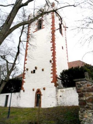 Martinskirche-Kirchturm von Südsüdosten (mit Eckquaderung) sowie Konsolsteinen und abschließender Wehrplattform (Zinnen und Rundbogenfries)