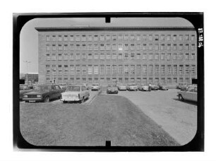 Berlin-Mitte, Werderscher Markt 1. Gebäude des Zentralkomitees der SED (ehem. Reichshauptbank, 1933/1940; H. Wolff). Rückseite