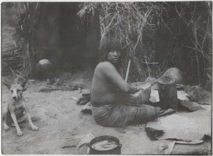 Ashluslay beim Bereiten von Algarrobo-Mehl