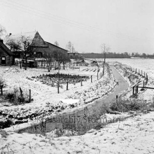 Norderbeste: rechts und links auf Böschungen Zäune: hinten links Bauernhäuser: davor Gärten: Winter