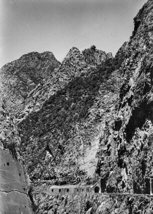 Schlucht : Blick auf eine Schlucht bei Kherrata. Durch Steinschlag gefährdete Stellen wurden übertunnelt.