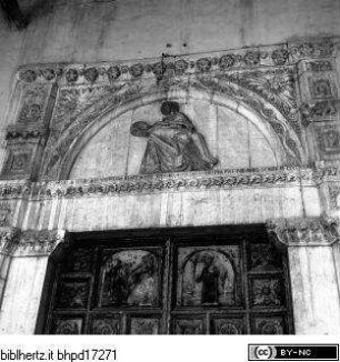 Portal mit dem Relief einer Pietà