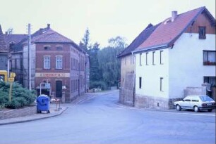 Dorfstraße Richtung Orlamünde, links ehemalige Gastwirtschaft, später Konsum, Aufschrift "Lebensmittel" steht noch dran, unterhalb die Untermühle