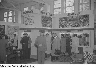 Besucher an einem Messestand Marokkos