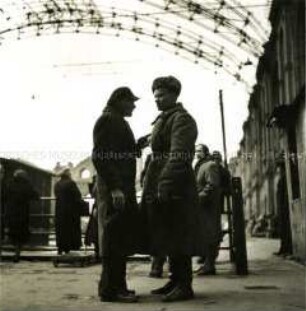 Anhalter Bahnhof, Russischer Soldat und deutscher Bettler
