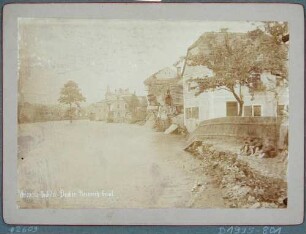 Blick über die Weißeritz auf vom Hochwasser am 30./31. Juli 1897 zerstörte Wohnhäuser in Deuben (Freital)