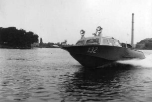 Ein Schnellboot an der Kontrollstelle Stralau (Elsenbrücke)