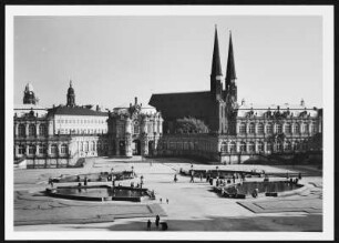 Dresden, Zwinger : Dresden-Altstadt. Zwinger (1709-1728; M. D. Pöppelmann, B. Permoser). Blick vom Wallpavillon nach Süden über den Zwingerhof gegen Glockenspielpavillon, Taschenbergpalais, Sophienkirche und Porzellanpavillon