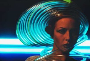Neonhut, Aufnahme für „Event“ : Model mit Neonhut vor Neonröhren