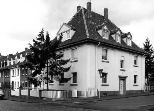 Kopfbau der Reihenhausbebauung 'Langemarckstraße'; Eschwege, Hubertusstraße 1