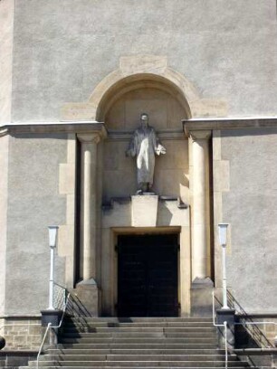 Außenansicht, Eingangsportal mit Christusfigur