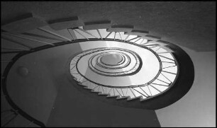Freiburg: Neubau Arbeitsamt, Treppe, Schnecke, von unten