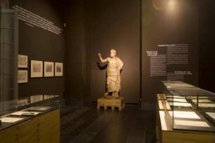 Blick in den Ausstellungsbereich "Fundteilung" der Sonderausstellung "Pergamon - Panorama der antiken Metroploe (30.09.2011 - 30.09. 2012)
