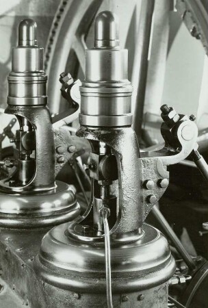 Liegende Einzylinder-Gegendruckdampfmaschine mit Ventilsteuerung und Achsregler. Leistung 120 PS (88 kW). Ventile : VEB Küchenmöbelwerk Radeberg, Fertigungsstätte 3 (vormals Gebrüder Müller) Wilsdruff. Liegende Einzylinder-Gegendruckdampfmaschine mit Ventilsteuerung und Achsregler. Leistung 120 PS (88 kW). Ventile. Hersteller: Vogel und Schlegel ; um 1900