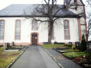 Langhaus (Neubau Jahr 1776) über Traufseite Süd in Übersicht (Kirche in erhöhter Lage am Ortsrand)