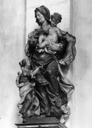 Anna Selbdritt : Hochaltar. Anna Selbdritt. Holz, geschnitzt, bemalt (um 1720; A. Hiernle, F. M. Hiernle, S. Hiernle). Dieburg, Wallfahrtskirche Sankt Maria