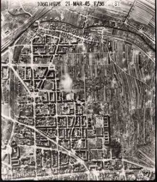 Amerikanische Luftbildaufnahmen von Kriegszerstörungen. Ausrichtung nach Süden. Südweststadt / Beiertheim