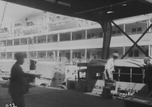 Im Hamburger Hafen : Die Expeditionsteilnehmer im Hamburger Hafen.