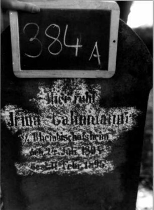 Grabstein 384 (Index: 100111853) Material: Sandstein Zustand: verwittert mit Textverlust Maße HxBxT: 105x47x22 cm Beschreibung: Stele, getreppter Sockel, Spitzbogenabschluß mit Verdachung Symbolik: geknickte Rose Besonderheit: Kindergrab: Grabstein 384A