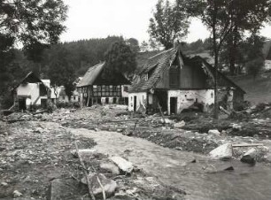 Unwetterkatastrophe im Osterzgebirge am 8./9. Juli 1927. Zerstörte ältere Bauernhäuser in Schönwald (heute Petrovice-Krásny Les)