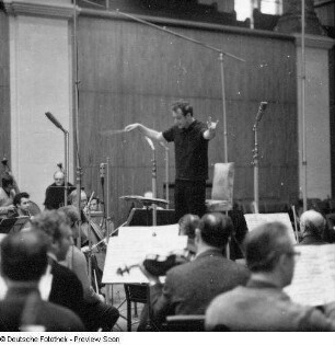 Carlos Kleiber mit Orchester