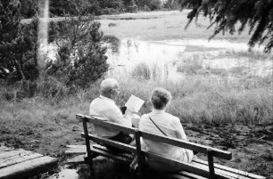 Kaltenbronn: Zwei alte Leute auf Bank am See