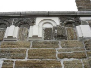 Evangelische Kirche - Kirchturm im Süden (romanische Gründung 12 Jh) - Erdgeschoß - Rundbogenfries (reils erneuert) sowie Werksteine im Mauersteinverband im Detail