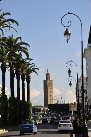 Minarett in Rabat : Blick über die Avenue Mohammed V. zum Minarett der Moschee Es-Sunna in Rabat, aufgenommen am 05.11.2008. Foto: Uwe Gerig