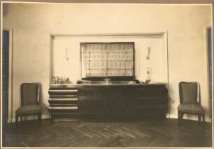 Wohnung Dr. Ostwald mit Praxisräumen. Inneneinrichtung: Speisezimmer Nische mit Kommode und Vitrinenaufsatz