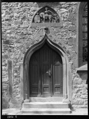 Külsheim Katholische Stadtkirche Sankt Martin Südseite westliches Portal mit Relief (1471)