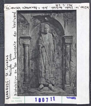 Gernrode, Stiftskirche St. Cyriacus: Heiliges Grab, Bischofsfigur an der Innenseite der Westwand