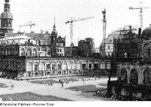 Blick in den Zwingerhof mit dem Residenzschloß im Hintergrund
