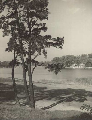 Die Havel bei Schildhorn, einer Landzunge im Grunewald. Im Hintergrund ein Bootshaus