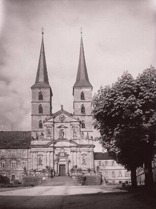 Bamberg, Klosterkirche St. Michael : Bamberg. Klosterkirche Sankt Michael. J. L. Dientzenhofer (Fassade). J. Dientzenhofer (Freitreppe). Ansicht von Westen