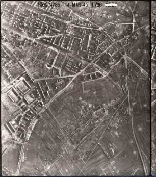 Amerikanische Luftbildaufnahmen von Kriegszerstörungen. Ausrichtung nach Süden. Mühlburg
